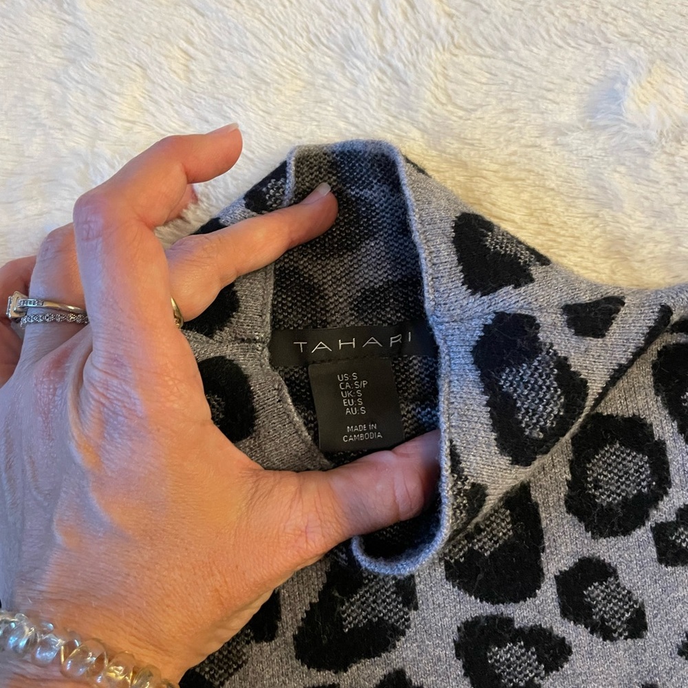 Women’s Tahari size S leopard print turtle neck - Picture 5 of 5